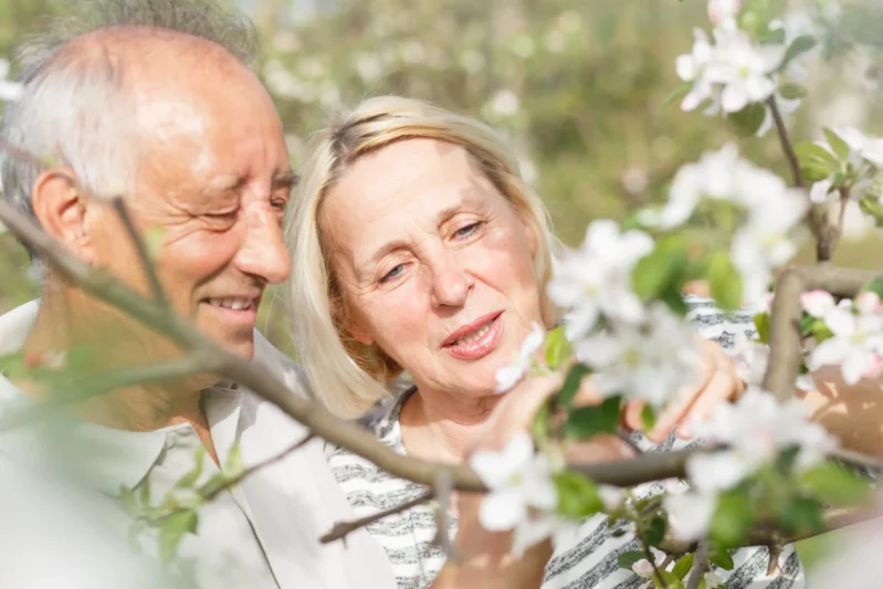Seniors mit Blumen